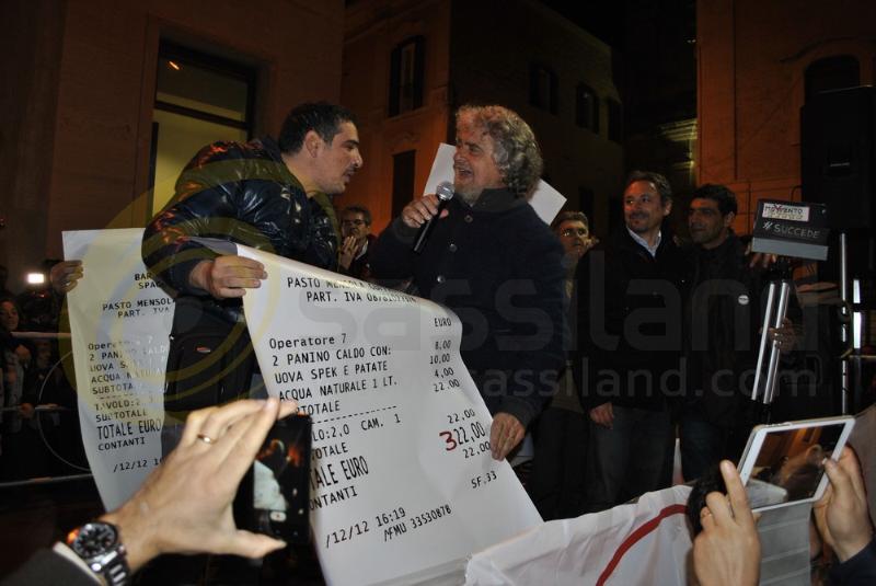 Comizio di Beppe Grillo a Matera e dei candidati alle regionali - 14 novembre 2013 (foto SassiLand)