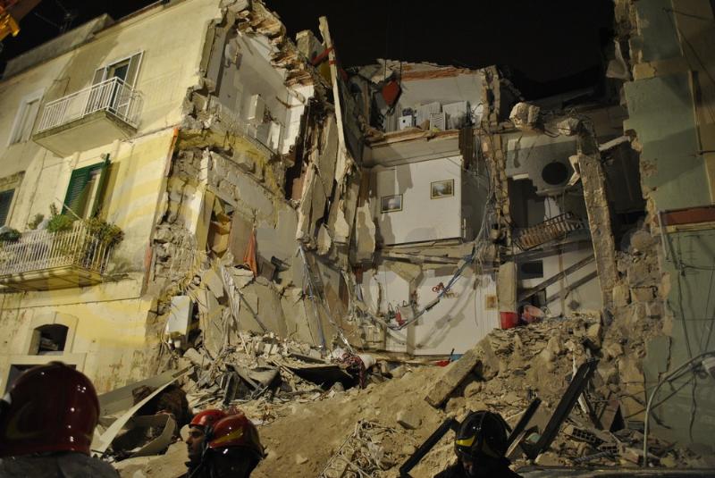 Crollo palazzina a Matera - 11 dicembre 2013 (foto SassiLand)