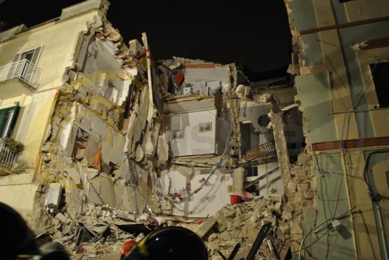 Crollo palazzina a Matera - 11 dicembre 2013 (foto SassiLand)