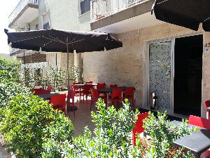 Alimenti DOC - tavoli all'esterno del locale - Matera