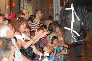 il popolo applaude i protagonisti della Festa, quei cavalli che tanto, sin da bambini, ci fanno trepidare nell'attesa...
