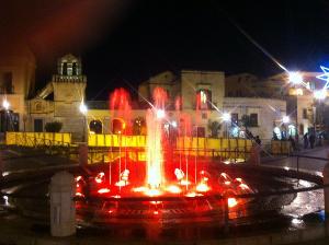 Anche la fontana di piazza Vittorio Veneto partecipa, con i suoi getti colorati, all'allegria natalizia.