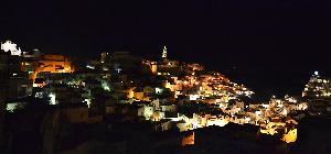 Vista panoramica notturna dei Sassi di Matera nei giorni di Natale
