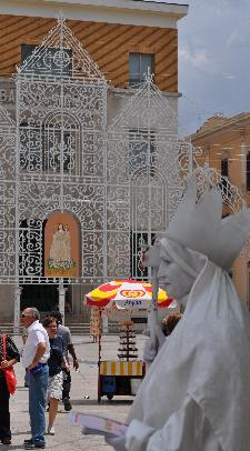 Il sacro e il profano: due statue a confronto.