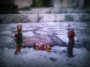 spesso e volentieri fino all'ultimo giorno prima del 2, tra amici non ci si decide mai cosa fare la notte dell'1.... questo perche c'e chi ama il letto e nan l'azzecc, c'e chi non vuole chiudere proprio occhio e poi la mattina dice cretinate e chi dorme 2 ore e poi si alza... lo so che e dura pero questi attimi una volta all'anno capitano, LA PROCESSIONE DEI PASTORI va goduta!
Antonello D'Aria dietro l'upim 2/07/11