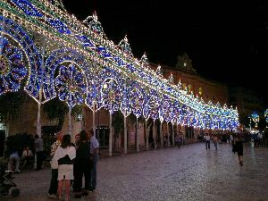 Lo splendido filare delle luminarie alla vigilia della festa di Maria Santissima della Bruna.