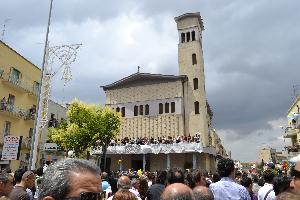 Gente riunita in ogni angolo per poter vedere o intrevedere Maria SS. della Bruna