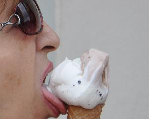 Un gelato per combattere il caldo in Piazza S.Francesco