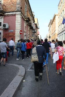 un vecchio pastore .. in mezzo alla folla materana ... 