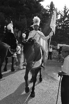 8.30 del 2 luglio un uomo anziano guarda un Cavaliere e pensa che anche lui anni fa  stato Cavaliere