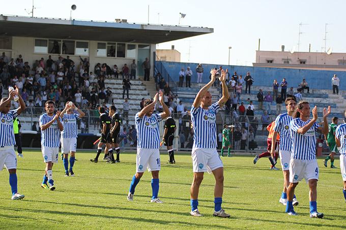 Saluto tifosi fine partita - Matera Calcio vs Monospolis (foto Cosimo Martemucci)