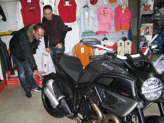 Appassionati nella concessionaria Ducati a Matera (foto Martemix)