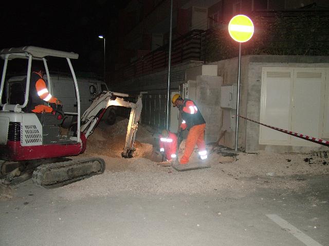 i lavori urgenti di ieri sera (foto martemix)
