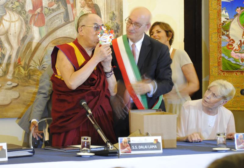 Il Dalai Lama fischia il Cuc, oggetto tradizionale della cultura materana - 24 giugno 2012 (foto SassiLand)