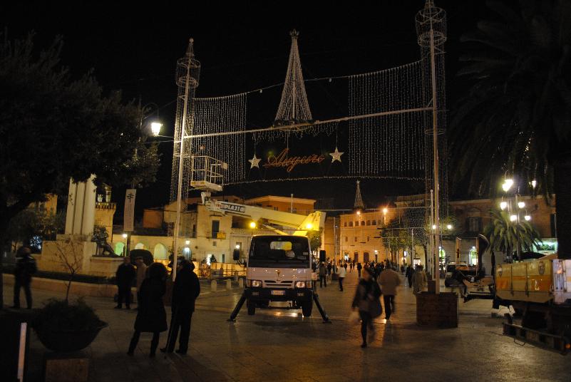 Montaggio in citt delle luminarie per Natale 2012