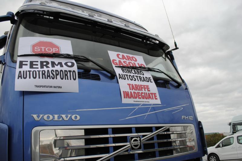 Proteste e blocchi stradali a Matera sulla strada per Altamura - 24 gennaio 2012 (foto Gianni Cellura)