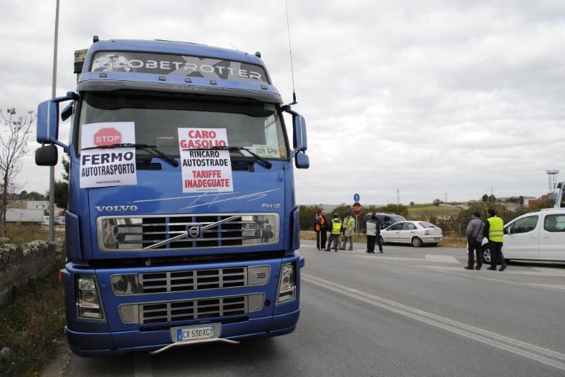 Proteste e blocchi stradali a Matera sulla strada per Altamura - 24 gennaio 2012