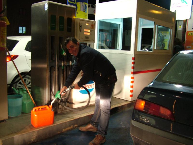 Si riempiono anche le taniche (foto Martemix)