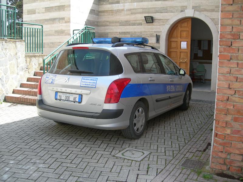 Auto della Polizia Locale - Oliveto Lucano (foto Antonio Grasso)