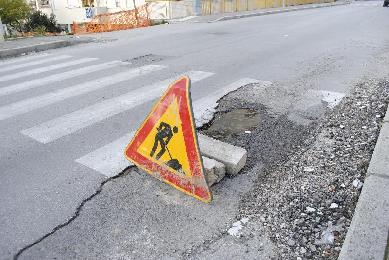 Buca e segnale stradale in viale Italia a Matera (foto SassiLand) - 3 gennaio 2013