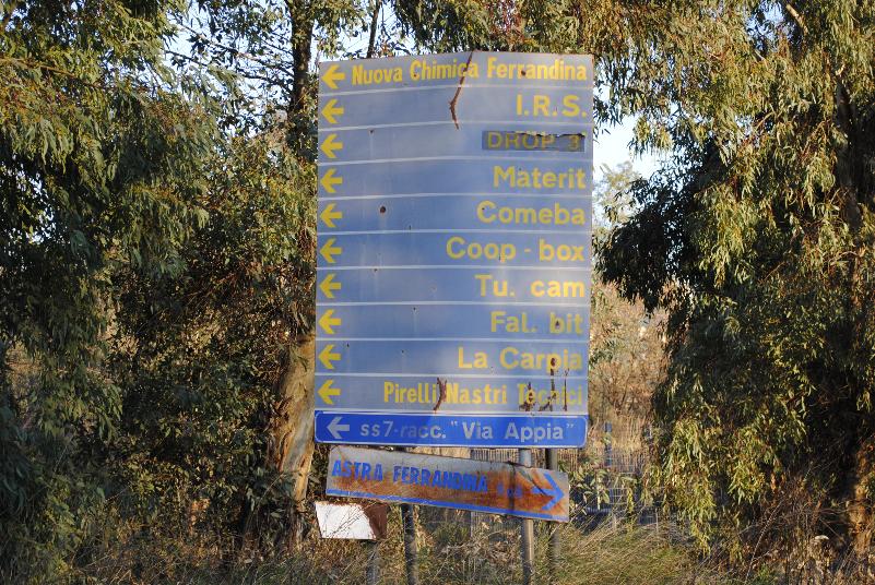 Cartelli a Macchia di Ferrandina (foto SassiLand)