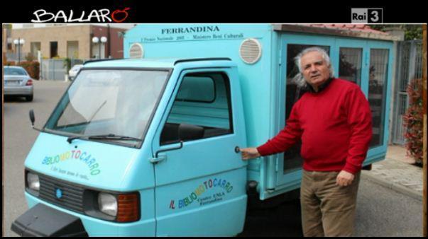 Il maestro Antonio La Cava con il bibliomotocarro 