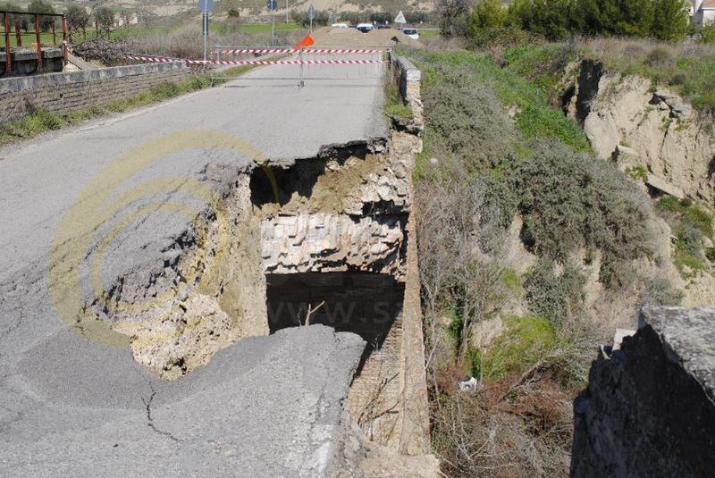 Ponte Pisticci-Craco crollato (foto SassiLand)