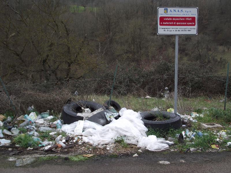 Rifiuti sul ciglio della Basentana