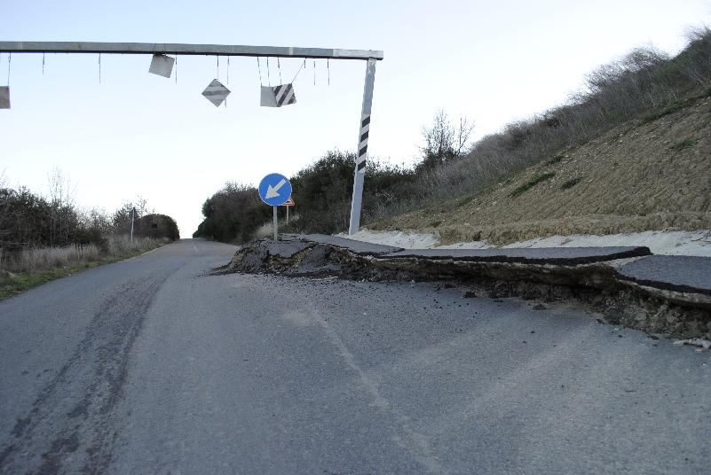Strada in provincia di Matera tra Macchia di Ferrandina e Pisticci Scalo (foto SassiLand)