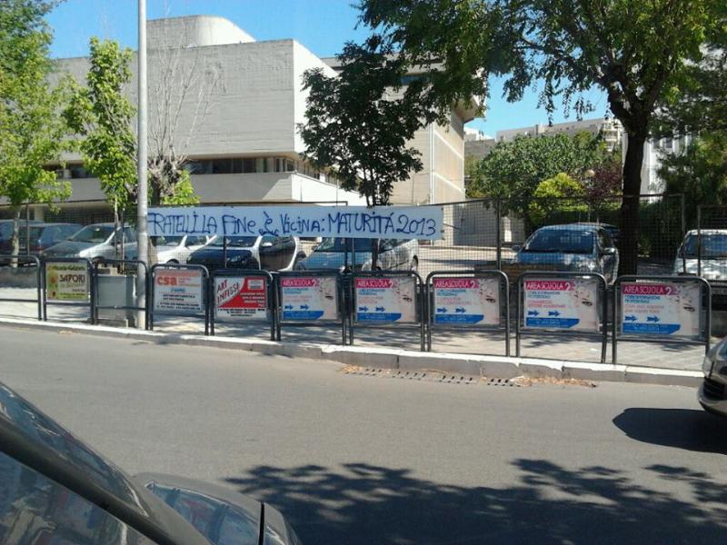 Striscione davanti al Liceo Scientifico di Matera in occasione degli esami di maturit 2013: "Fratelli la fine  vicina: Maturit 2013" (foto Valeria Pignatelli)