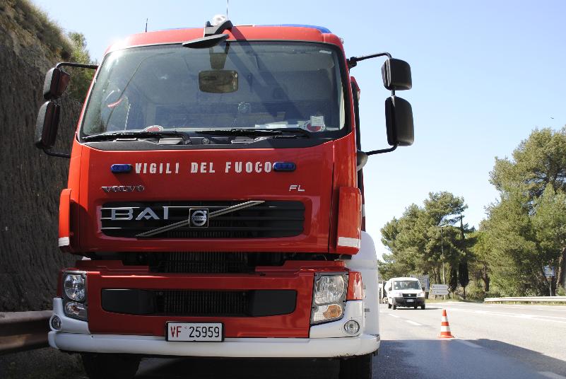 CAMION FRIGO IN FIAMME A SCANZANO JONICO