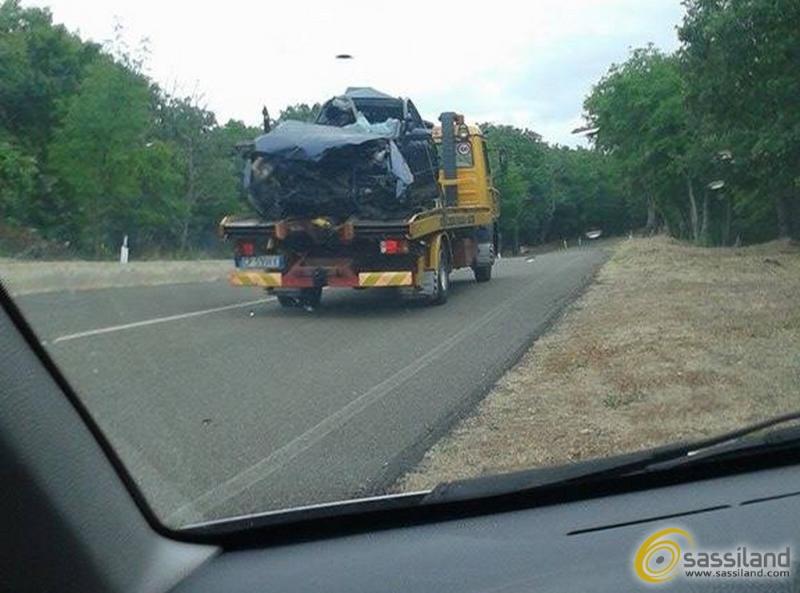 L´auto irriconoscibile dopo lo schianto (foto Antonio Grasso)