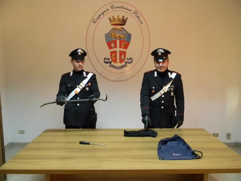 Passamontagna e strumenti di effrazione sequestrati
