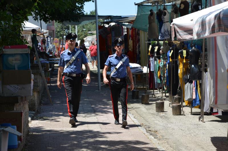 I Carabinieri di Tricarico in servizio di pattuglia a piedi nel mercato quindicinale