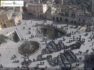 Flash mob in piazza Vittorio Veneto per dire no al cambio logo di Matera 2019 - 21 febbraio 2016 - fotogramma ripreso dalla Webcam - Matera